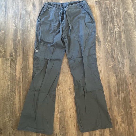 8 Scrub Pants and 2 Matching Scrub Tops - Cherokee and Grey's Anatomy - Picture 6 of 11